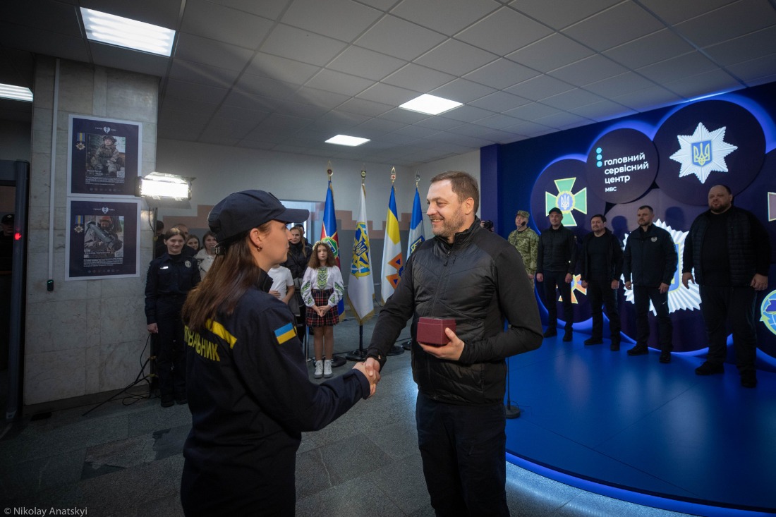 Українські захисники уособлюють покрову і меч, які захищають нашу ...